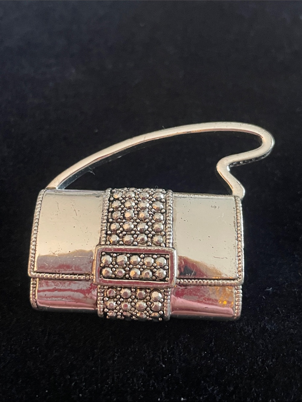 Adorable purse, brooch silver tone! Excellent condition!